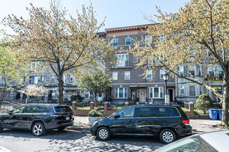 692 Eastern Pky in Brooklyn, NY - Building Photo - Building Photo