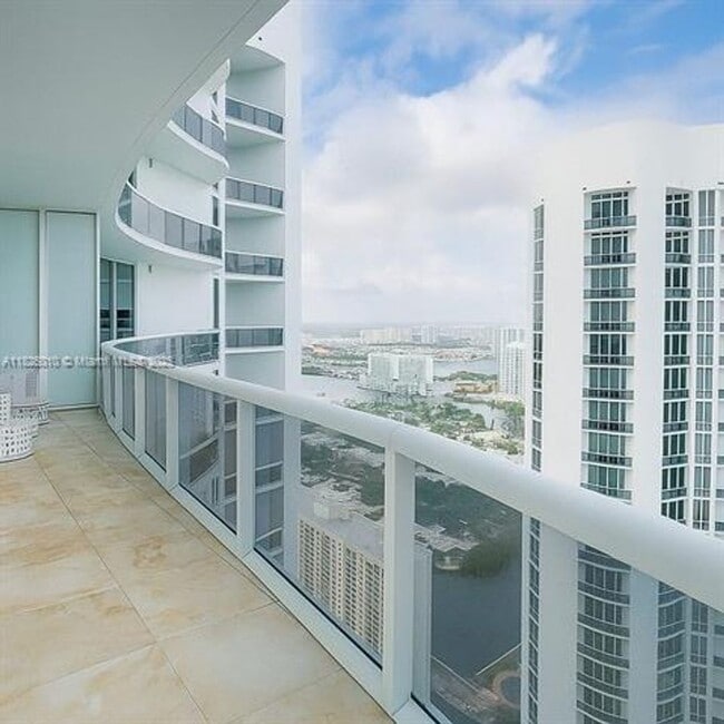 15811 Collins Ave in Sunny Isles Beach, FL - Building Photo - Building Photo