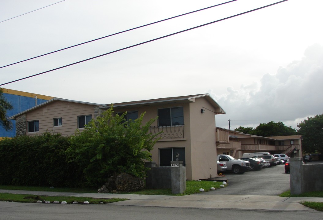 Apartamentos Las Palmas in Miami, FL - Building Photo