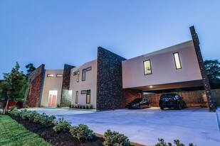 905 W Austin St, Unit B in Conroe, TX - Building Photo