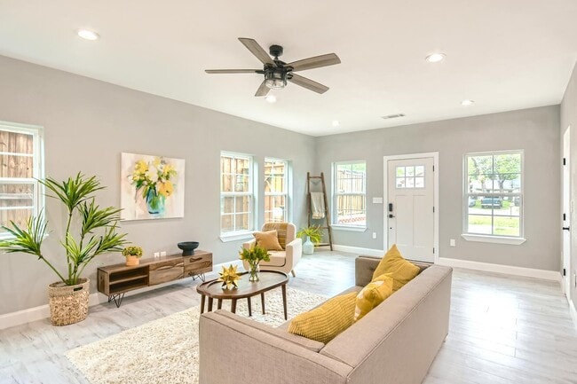 North Oak Cliff home 2 miles from Bishop A in Dallas, TX - Building Photo - Building Photo