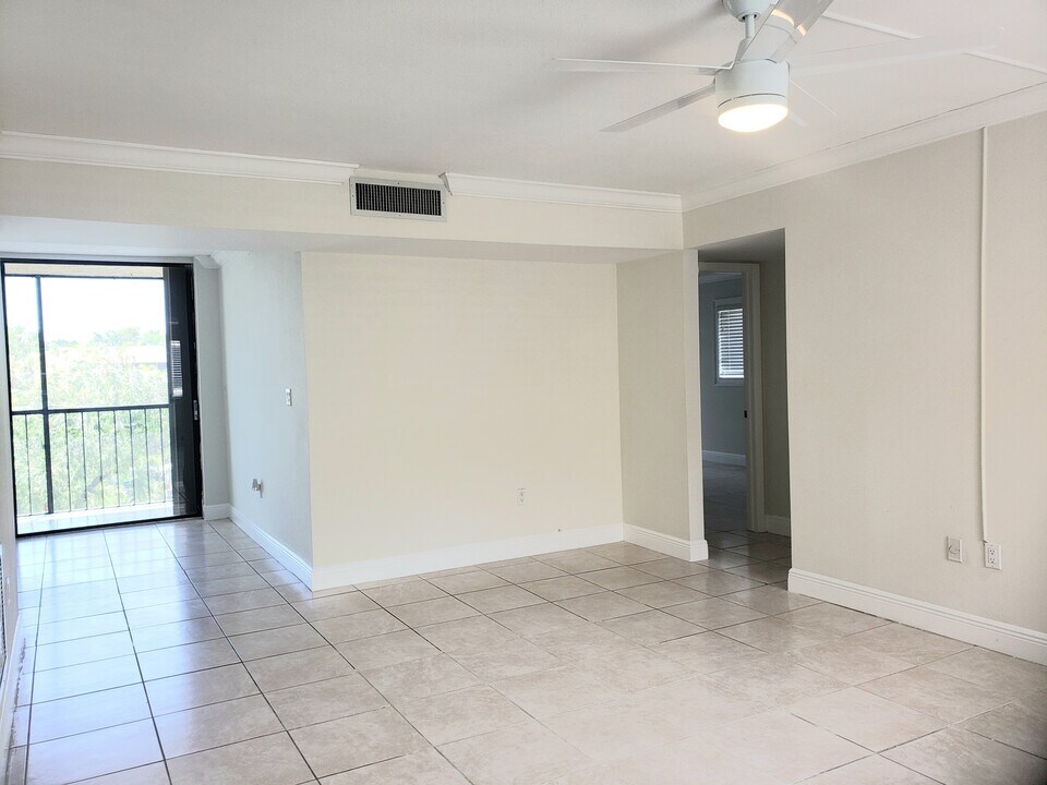 8025 SW 107th Ave in Miami, FL - Foto de edificio