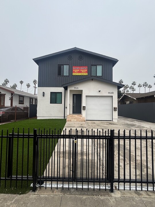 5526 S Wilton Pl in Los Angeles, CA - Foto de edificio