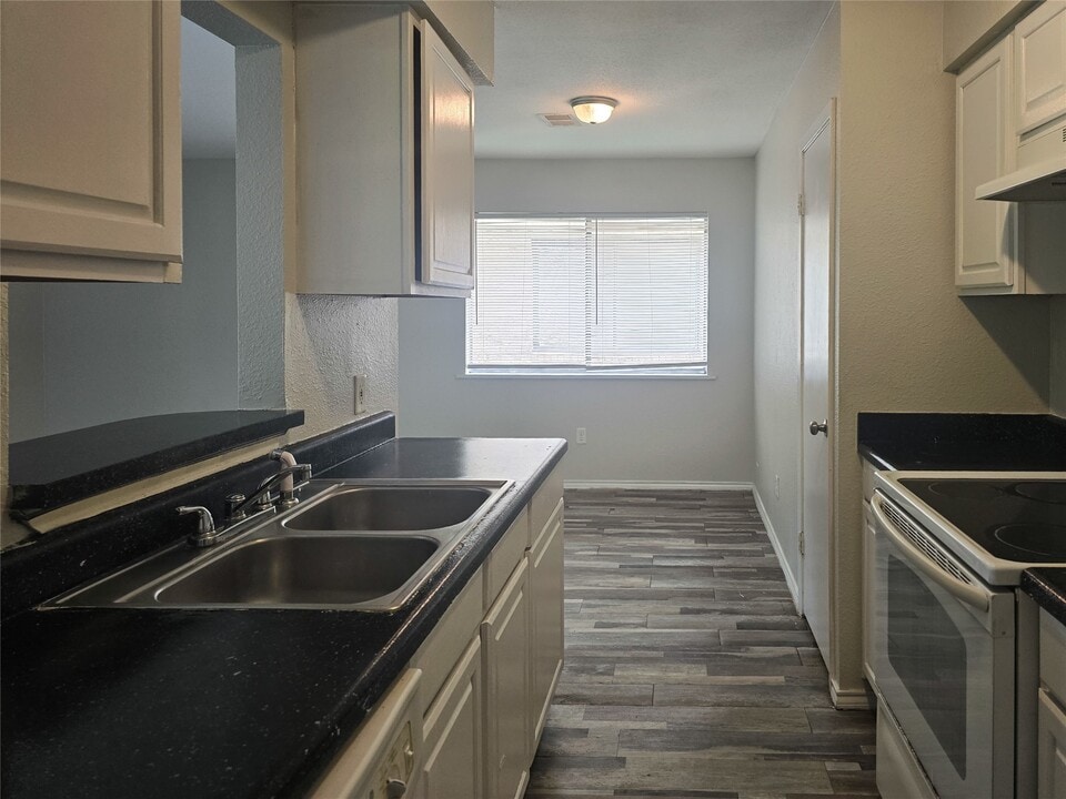 396 Duroux Rd in La Marque, TX - Building Photo