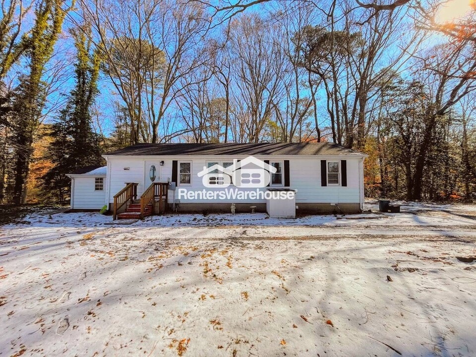 8064 Crittenden Rd in Suffolk, VA - Foto de edificio