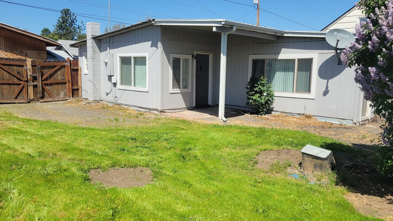 128 Chestnut Ave in Medford, OR - Building Photo