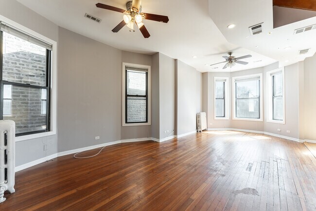 2202 W Belmont Ave, Unit 2 in Chicago, IL - Building Photo - Building Photo