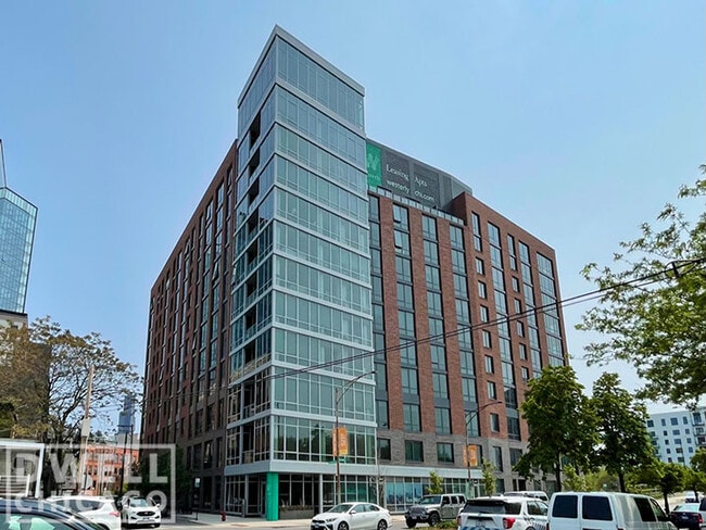 737 N May St, Unit 402
