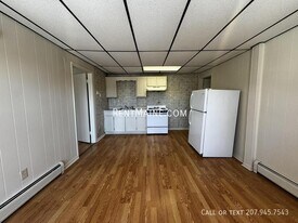 27 Eastern Ave in Augusta, ME - Building Photo