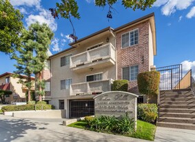 700 E Cedar Ave in Burbank, CA - Building Photo