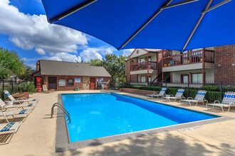 Sleepy Hollow Apartments in Cleveland, TX - Foto de edificio - Building Photo