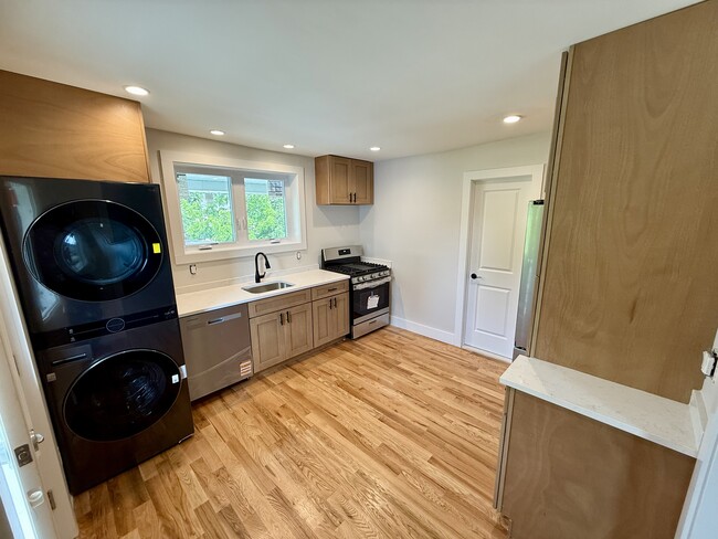 41 Gaston Ave, Unit Apartment B in Raritan, NJ - Building Photo - Building Photo