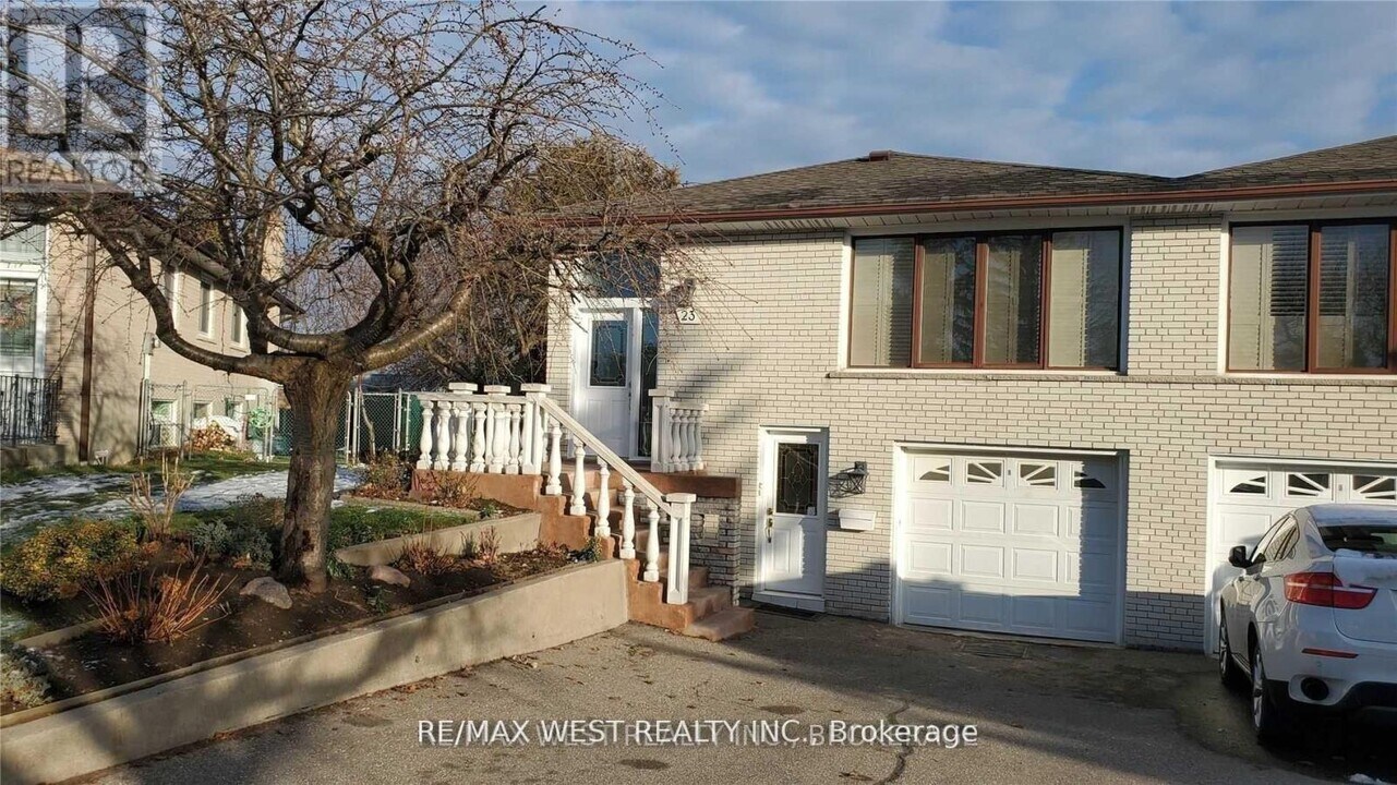 21 Tamora Ct in Toronto, ON - Building Photo