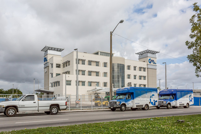 2555 E 4th Ave in Hialeah, FL - Foto de edificio - Building Photo