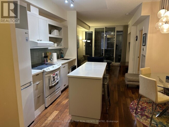 111 Elizabeth St in Toronto, ON - Building Photo - Building Photo