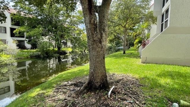 100 Lakeview Dr in Weston, FL - Building Photo - Building Photo