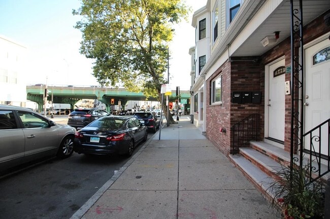 136 Chelsea St, Unit 3 in Boston, MA - Foto de edificio - Building Photo