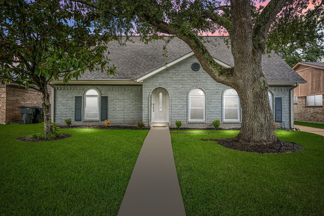 7923 Dawnridge Dr in Houston, TX - Foto de edificio