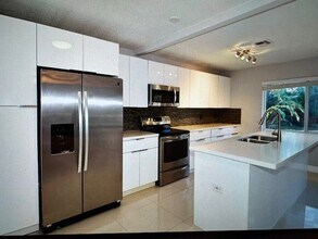 251 NW 34th St in Oakland Park, FL - Building Photo - Building Photo