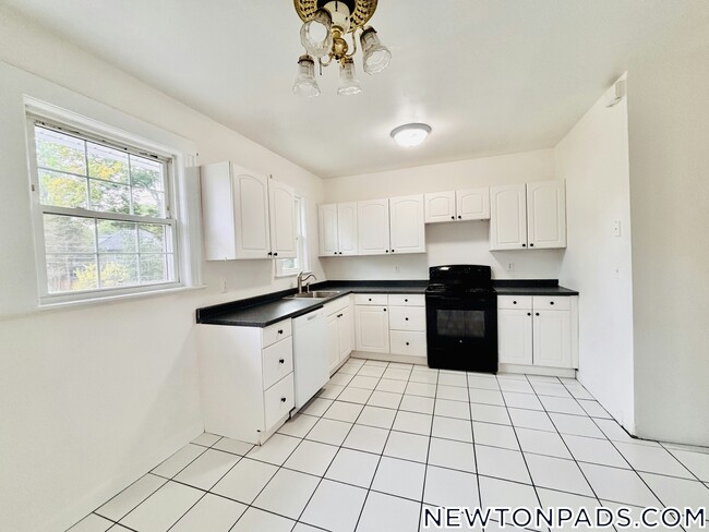 14 Hammondswood Rd in Newton, MA - Building Photo - Building Photo