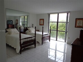 17500 N Bay Rd in Sunny Isles Beach, FL - Building Photo - Building Photo