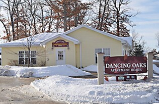 Dancing Oaks Cottages Apartments