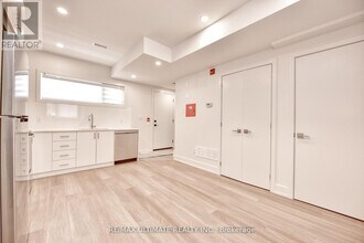 385 McRoberts Ave in Toronto, ON - Building Photo - Building Photo