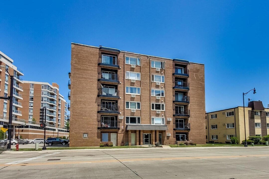 659 S River Rd in Des Plaines, IL - Building Photo