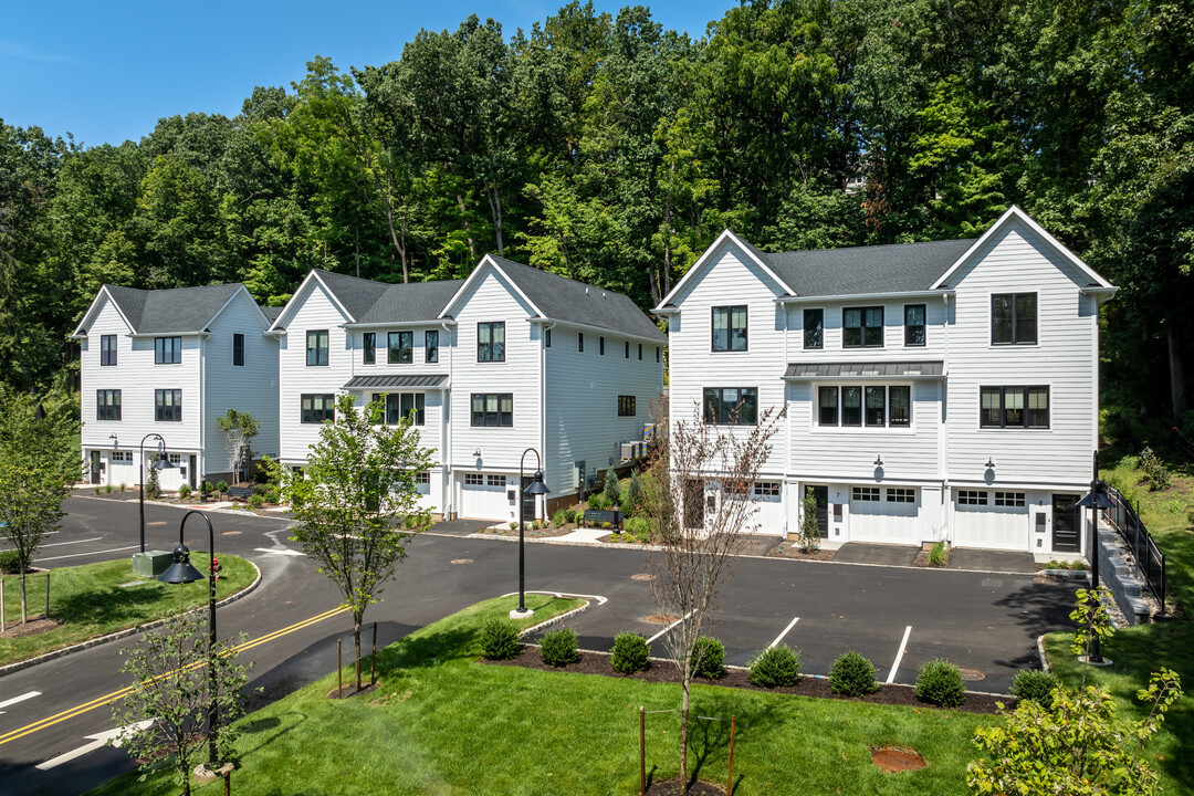 Estate Style Living - Luxury 2 Bedroom Townhomes in Chatham, NJ - Building Photo