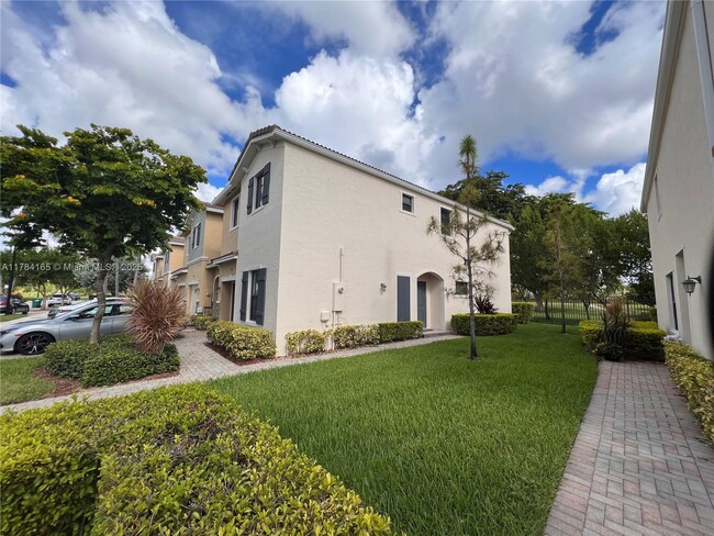 311 NE 194th Ln in Miami, FL - Foto de edificio - Building Photo