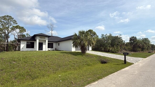 241 Pembroke Dr in Port Charlotte, FL - Building Photo - Building Photo