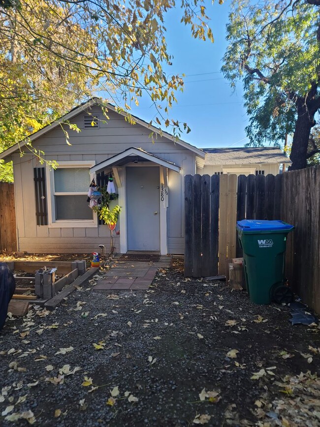 1380 Palm Ave in Chico, CA - Foto de edificio - Building Photo