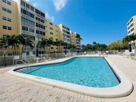 620 NE 12th Ave in Hallandale Beach, FL - Building Photo