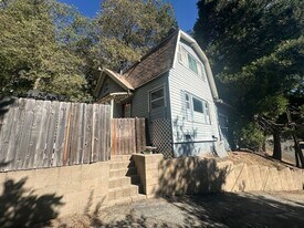 482 Zuger Ct in Crestline, CA - Building Photo