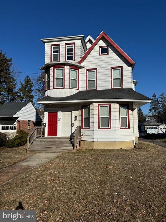 207 W Maple Ave in Merchantville, NJ - Building Photo