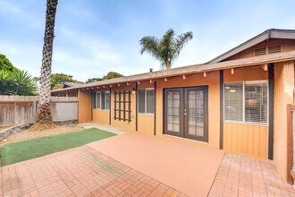 The Village Apartments in Carlsbad, CA - Foto de edificio - Building Photo