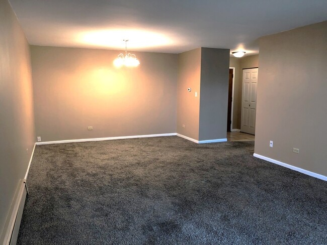 1331 S Finley Rd in Lombard, IL - Building Photo - Building Photo