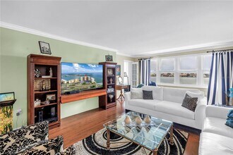 5200 Brittany Dr S in St. Petersburg, FL - Building Photo - Building Photo