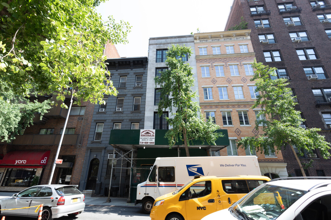 323 E 53rd St in New York, NY - Building Photo