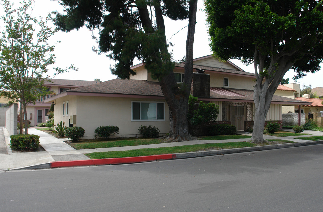 8182 La Paz Dr in Huntington Beach, CA - Foto de edificio