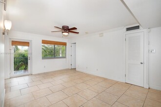 220 Washington Ave in Miami Beach, FL - Building Photo - Building Photo