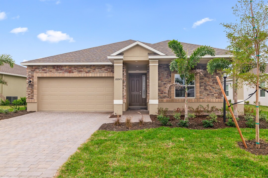 16843 Canopy Garden Dr in Port Charlotte, FL - Building Photo