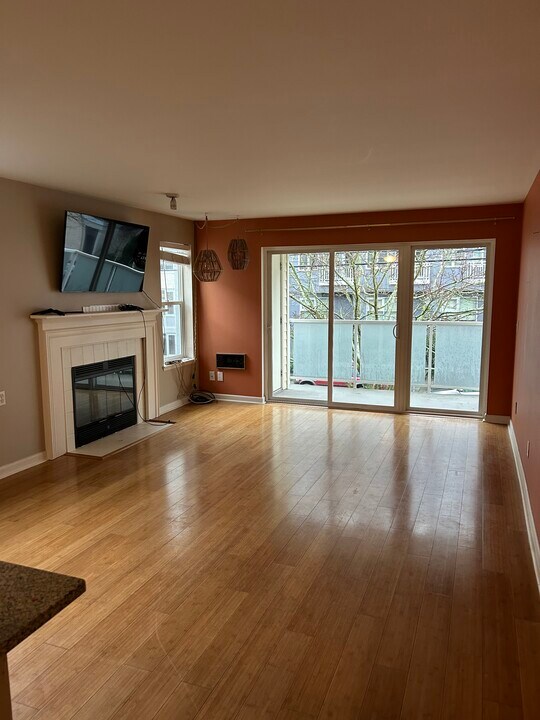 2250 NW 58th St, Unit 204 in Seattle, WA - Building Photo