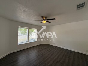 7230 Grassy Trail in San Antonio, TX - Building Photo - Building Photo