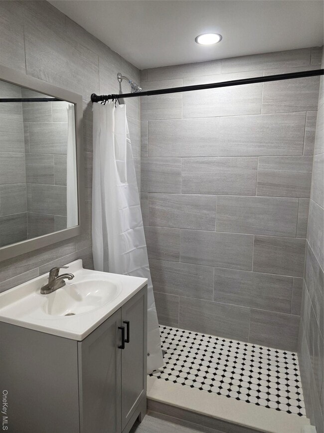 8 Holly Ct in North Babylon, NY - Foto de edificio - Building Photo