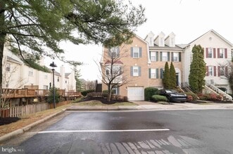 8016 Merry Oaks Ln in Vienna, VA - Building Photo - Building Photo