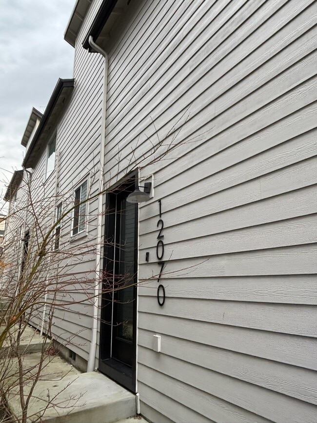 12070 SE Pine St, Unit Pine Street in Portland, OR - Foto de edificio - Building Photo