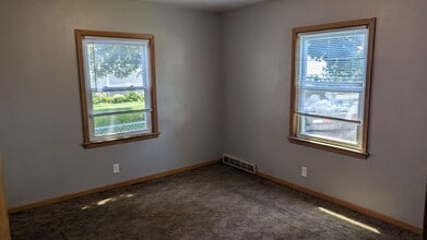 637-639 Home Park Blvd in Waterloo, IA - Building Photo - Building Photo