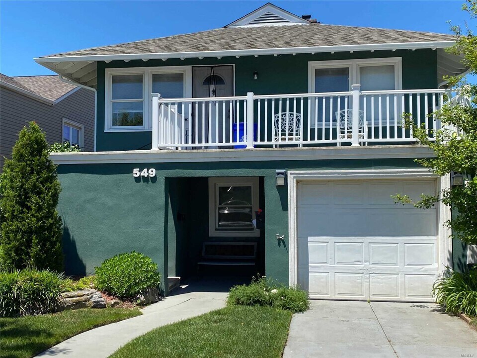 549 E Chester St in Long Beach, NY - Building Photo