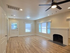 450 S Shoreline Blvd, Unit A in Mountain View, CA - Building Photo - Building Photo